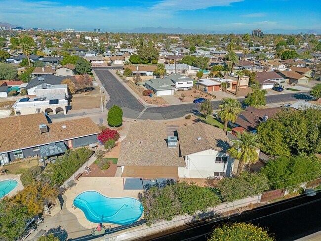 Building Photo - Large Trilevel home backing 60 with pool and close to ASU