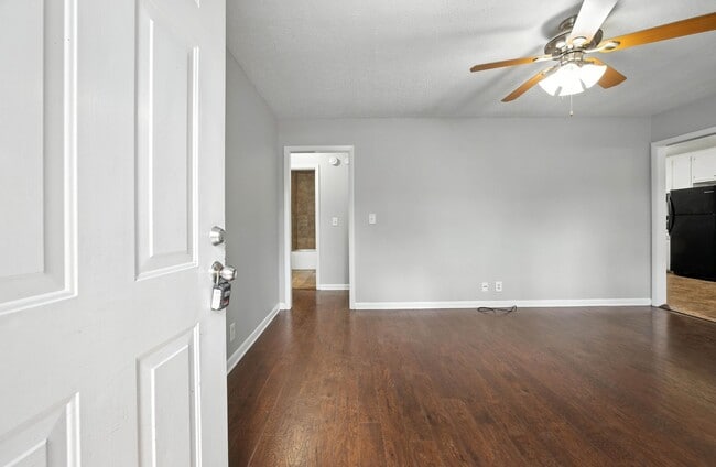 Building Photo - 203 Creekside Dr
