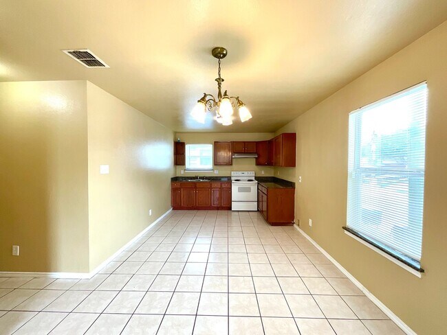 Foto del edificio - *MOVE IN SPECIAL* Convenient & Low-Maintenance Living Near St. Mary’s University!