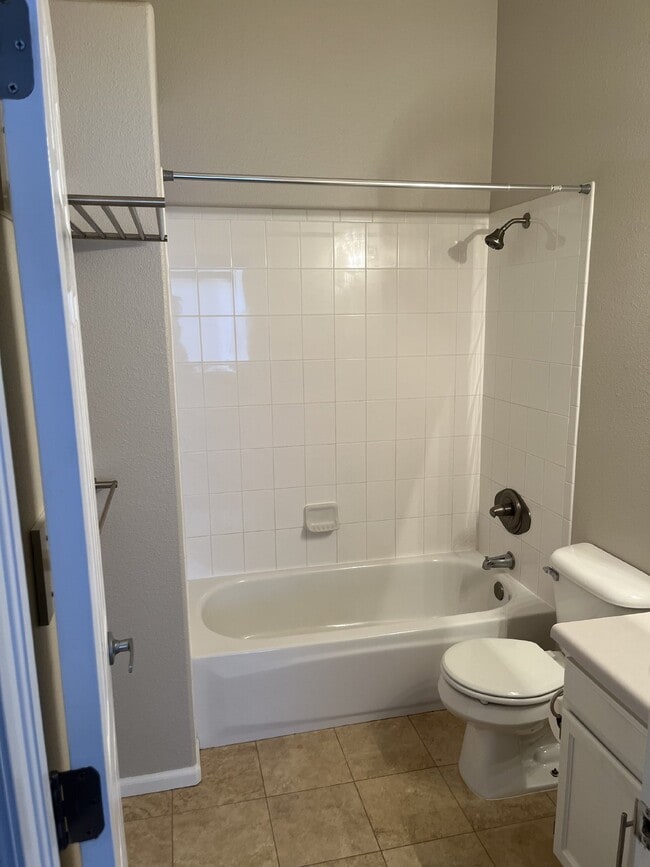 Foto del edificio - Beautiful townhome is Crown Point II!