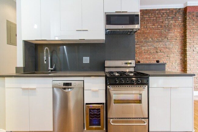 Building Photo - 333 E 18th St