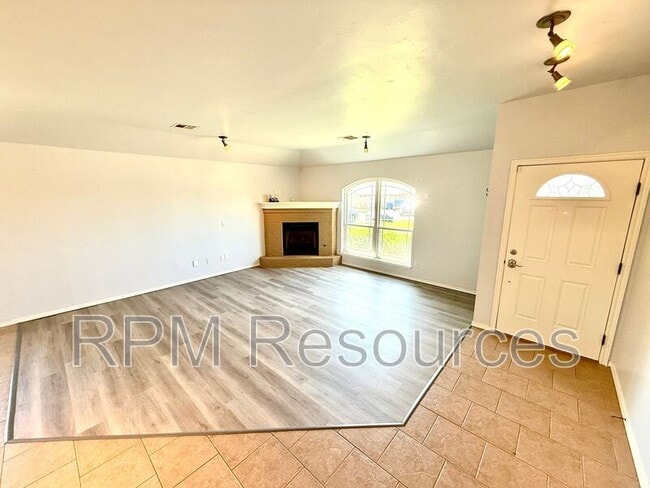 Building Photo - 520 S Castle Ridge Ln