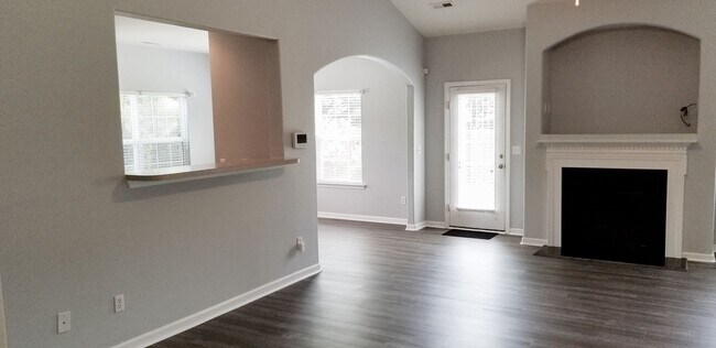 Building Photo - 4 bedroom home with fenced backyard locate...