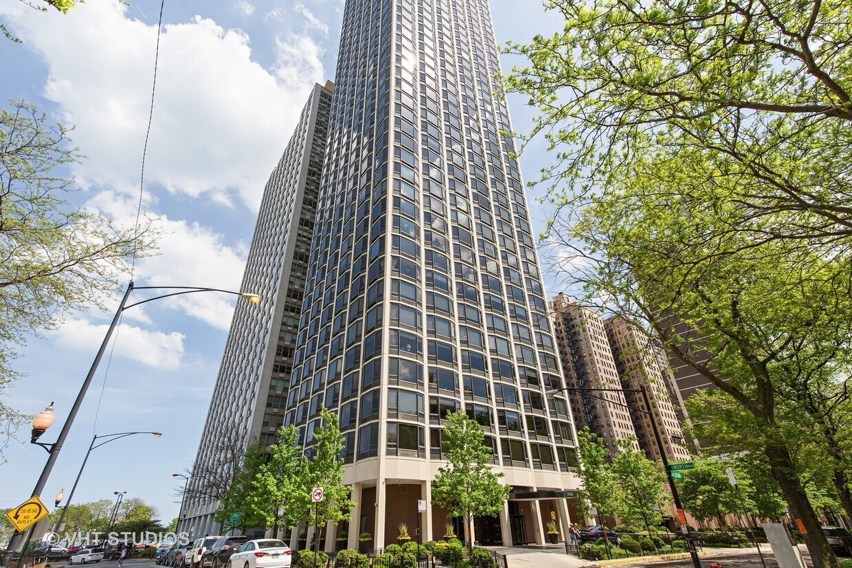 Primary Photo - 1555 N Astor St