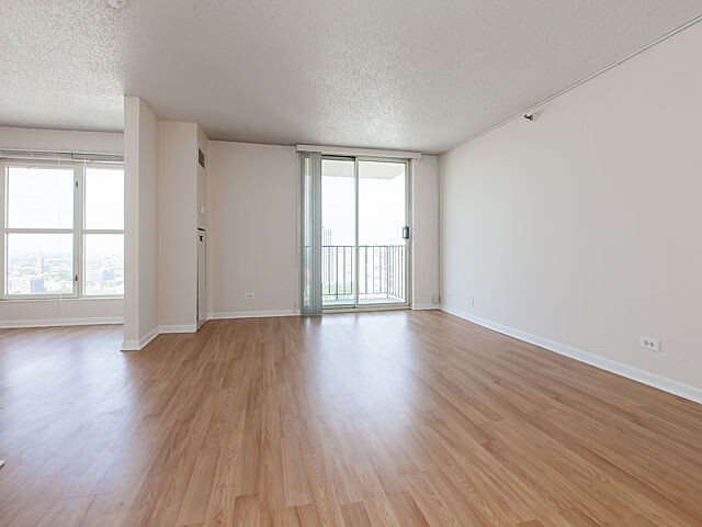 Building Photo - 1214 N La Salle Dr