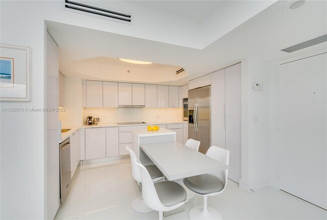 Foto del edificio - 6301 Collins Ave