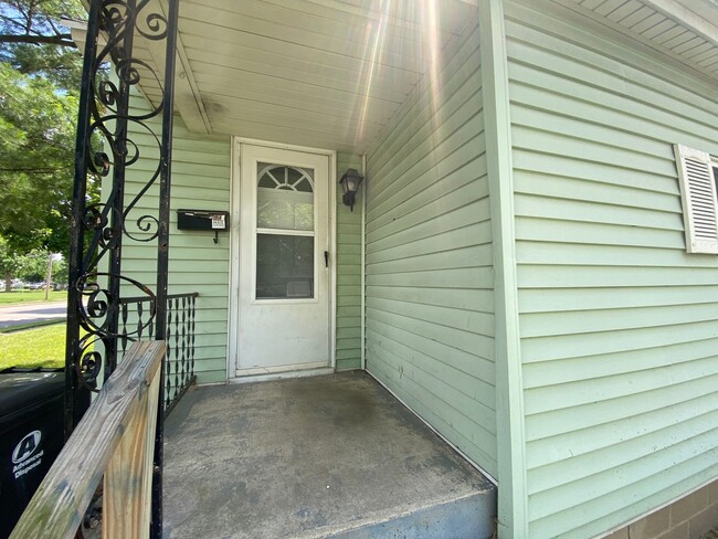 Building Photo - One Bedroom Duplex Home