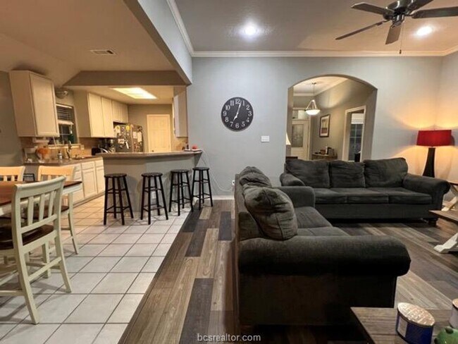 Foto del edificio - JANUARY MOVE IN!!!  Gorgeous 4 Bedroom 2 B...
