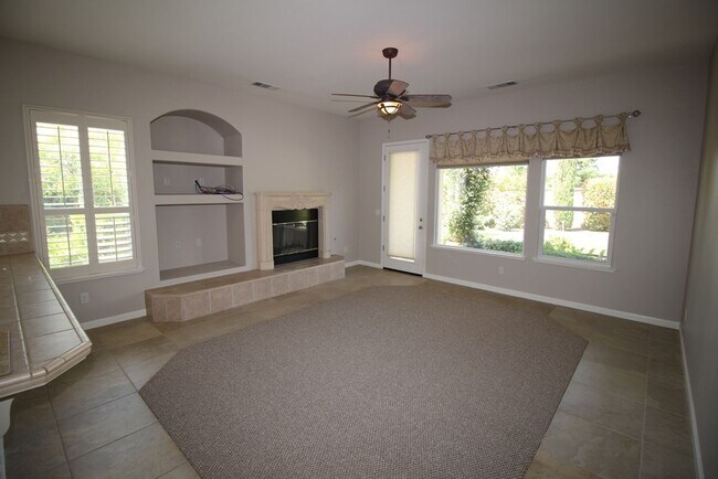 Foto del edificio - Beautiful Home in Buchanan District + Large Yard