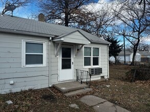 Building Photo - 810 S Crestway St