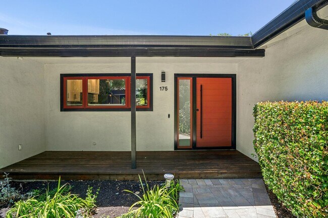 Foto del edificio - Renovated Linfield Oaks Retreat with Private Garden and Guest Studio