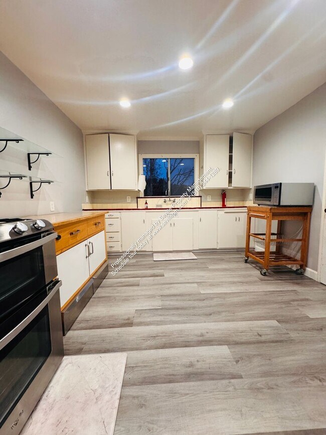 Building Photo - Cozy Move-In Ready 3 Bedrooms / 2 Bathroom Eastmont Hills Home