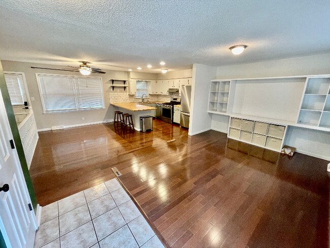 Foto del edificio - 12800 Craig Ave