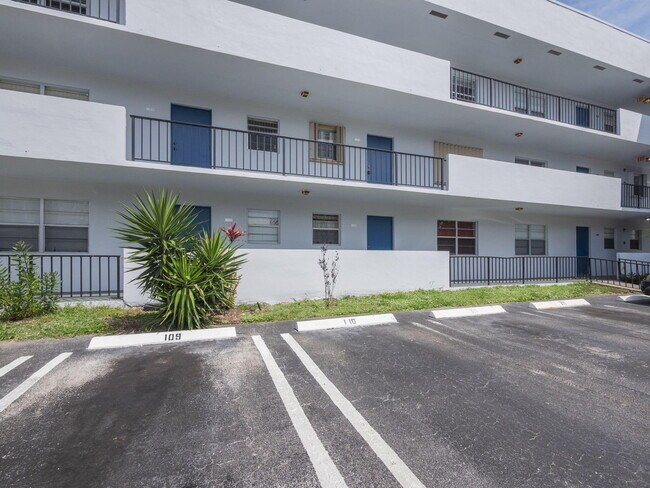 Building Photo - 1630 Embassy Dr