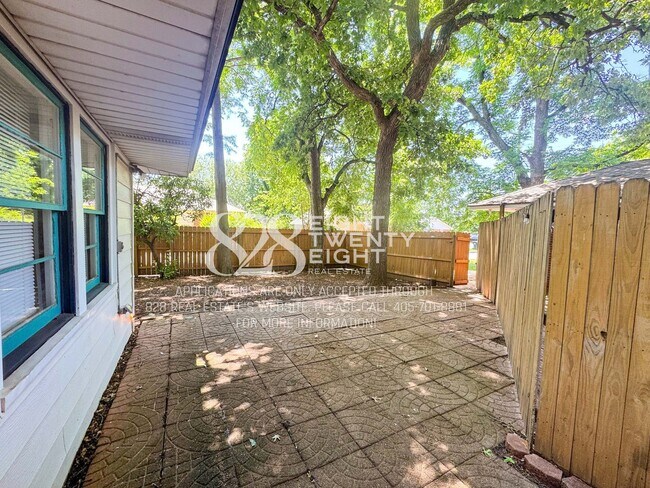 Building Photo - *COMING SOON FOR JUNE 2026 MOVE IN!* 2 Bed/2 Bath Duplex Close to Campus Corner!