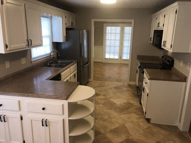Building Photo - 3BR/2BA/2Car Garage Stepless Ranch