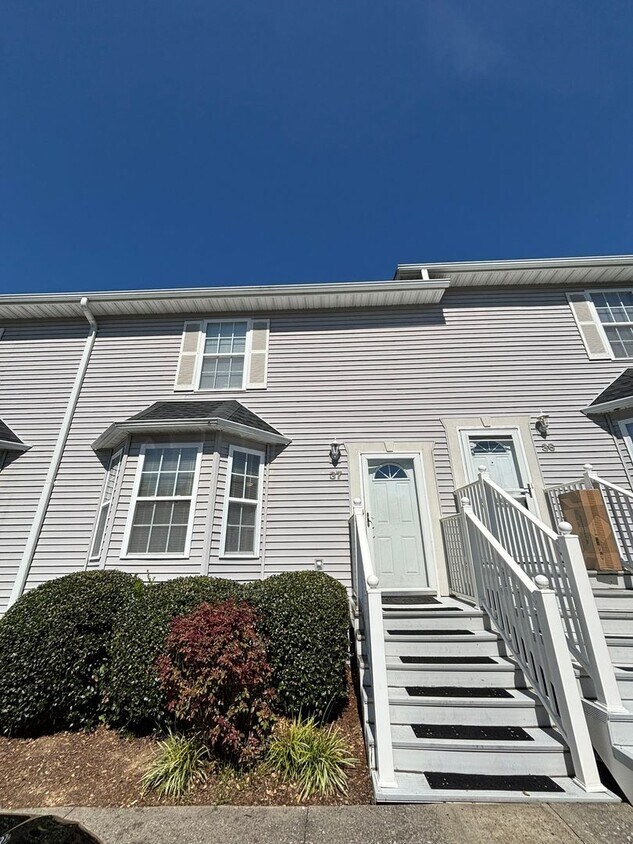 Foto principal - BEAUTIFUL 2 bed/2.5 bath condo in Jonesbor...