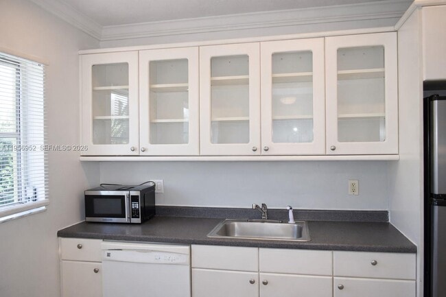 Building Photo - 1100 NE 9th Ave