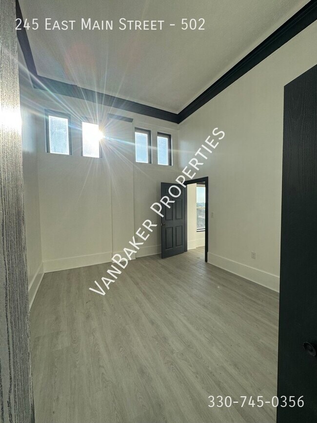 Foto del edificio - 245 E Main St