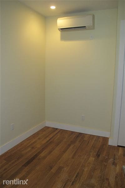 Building Photo - 142 Graham Ave