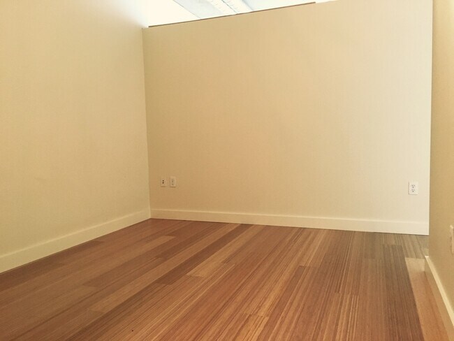 True one-bedroom style - 1926 W Burnside St