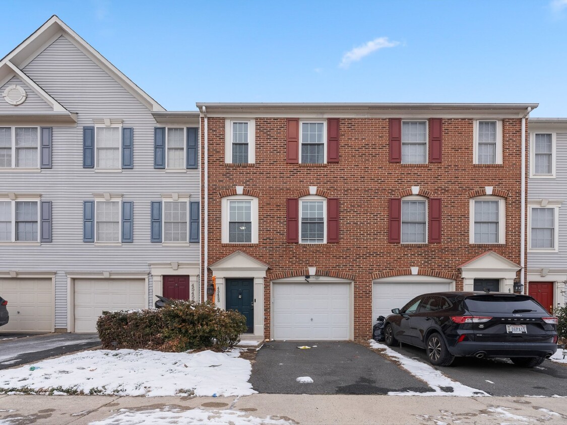 Foto principal - This move-in ready townhome has been thoug...