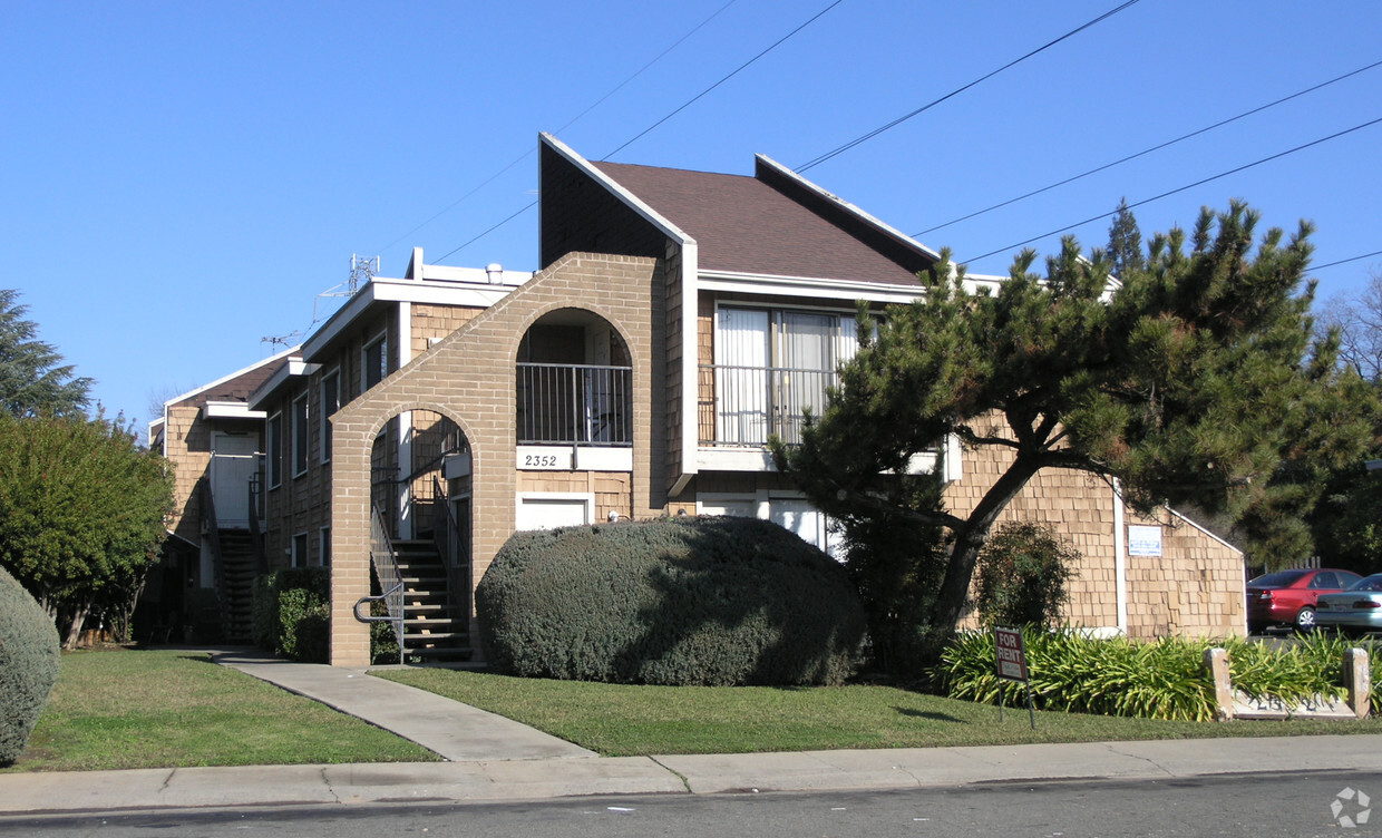 Primary Photo - Villa Palms Apartments