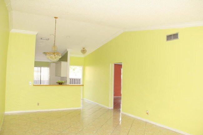 Building Photo - 542 Shady Pine Way