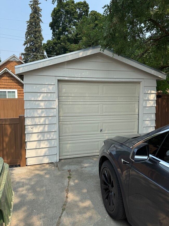 Building Photo - 803 E 37th Ave