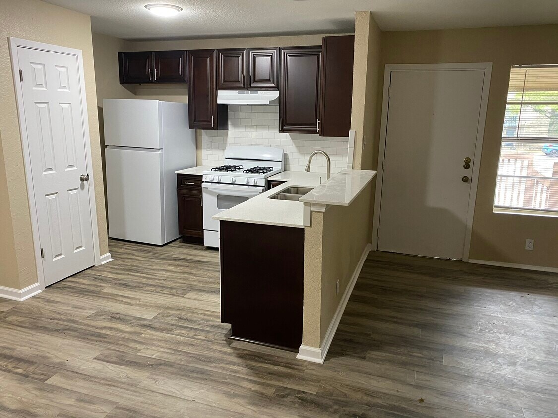 Primary Photo - 400 Algerita Dr