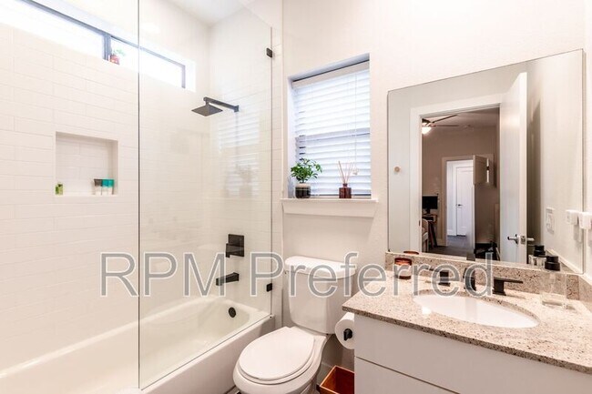 Foto del edificio - 4104 Spencer St