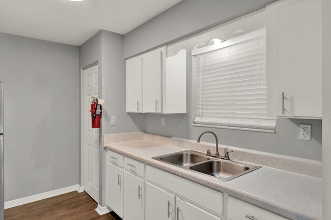 Building Photo - ***Cozy Apartment in Orange City