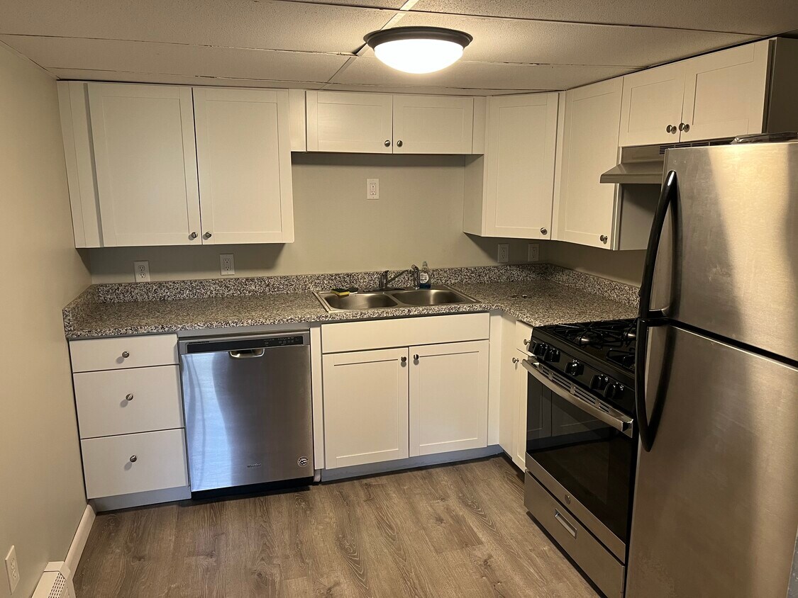 Kitchen - 422 Reservoir St