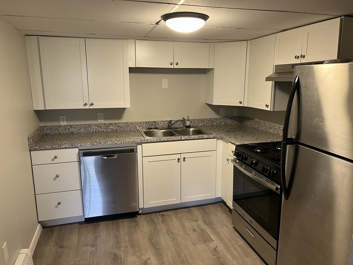 Kitchen - 422 Reservoir St