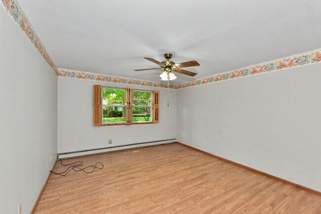 Foto del edificio - "Charming 2-Bed Condo Retreat: Comfort & Convenience in Brown Deer!"