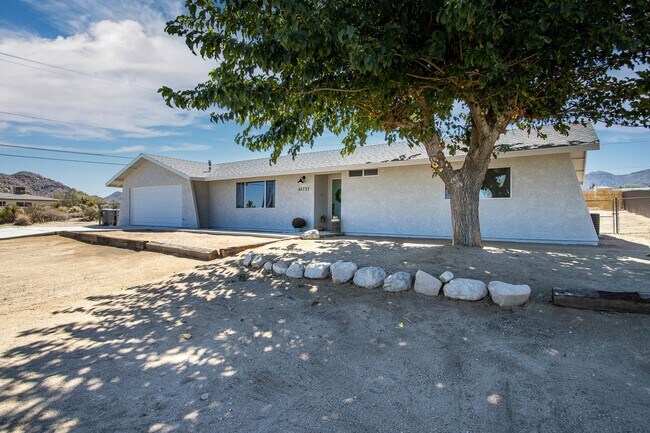 Foto del edificio - 3 Bedroom, remodeled home in the heart of Joshua Tree