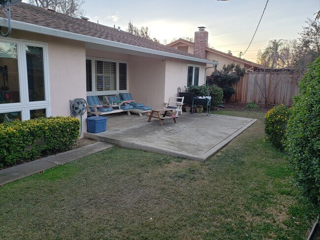 Building Photo - 1376 Bobolink Cir