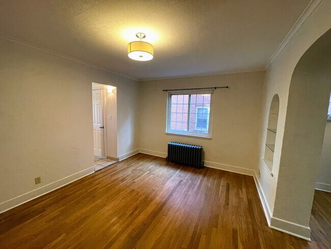 Building Photo - Beautiful Mt. Lebanon 4 bed 1.5 bath - Upd...