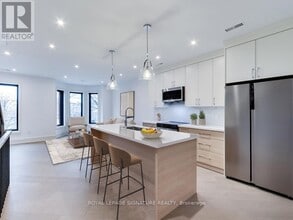 Building Photo - 357 Dovercourt Rd