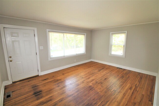Building Photo - 2 Bedroom home, minutes from Uptown!