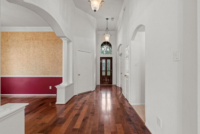 Foto del edificio - Elegant 1.5 Story in Top School Zone W/ De...