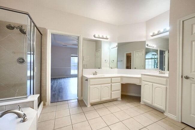 Foto del edificio - Stunning 6-Bedroom Home with Spacious Backyard and Modern Upgrades