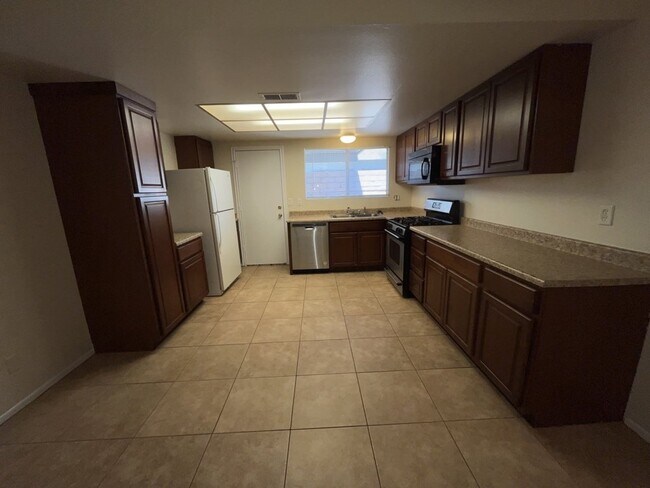Building Photo - Tucked away 3 bedroom 2 bath located on 1s...