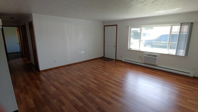 Living Room - 832 E Juniper St