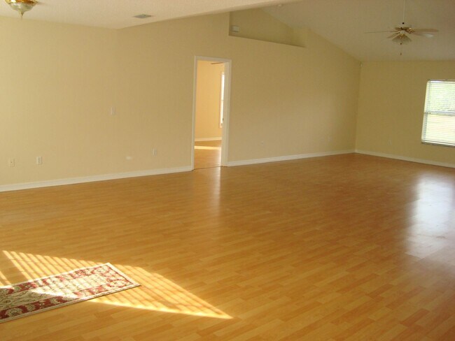 Foto del edificio - LARGE 3/2/2 WITH 2035 SQ. FEET OF LIVING SPACE NEAR  PEACOCK PARK IN PSL