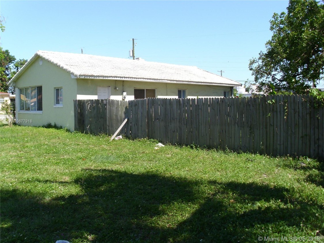 Foto del edificio - 7320 NW 11th Ave