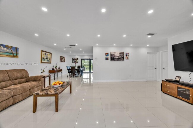 Foto del edificio - 12313 SW 110th South Canal St Rd