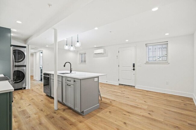 Building Photo - Lovely Lower Level Unit Near Union Market/...