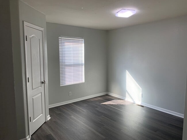 Building Photo - Super cute and updated with fresh paint, new floors, some fixtures, and all appliances.