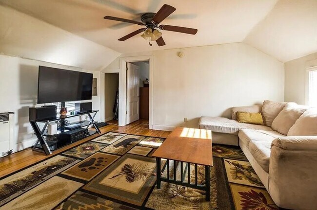 Vivir con pisos de madera originales, ventilador de techo, ventanas llenas de luz natural. - 521 Bay St